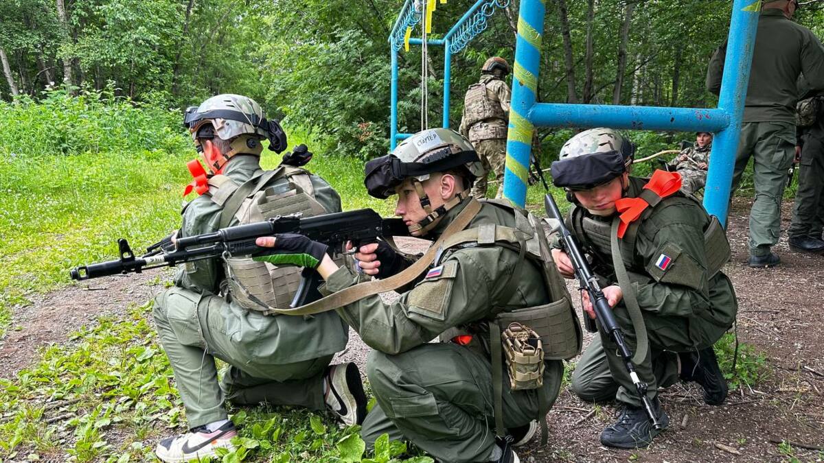 Курсанты камчатского Центра «ВОИН» успешно завершили смену игрой «Зарница»