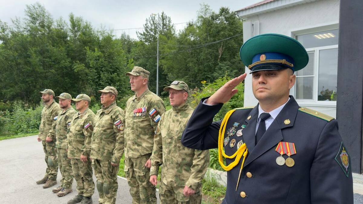 Ветеран боевых действий Вадим Власов проводит занятия на смене «Время юных героев»