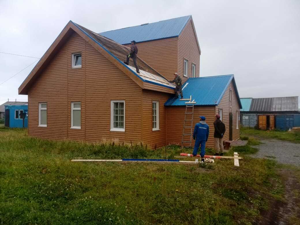 Капитальный ремонт кровли краеведческого музея выполняют в селе Никольском на Камчатке