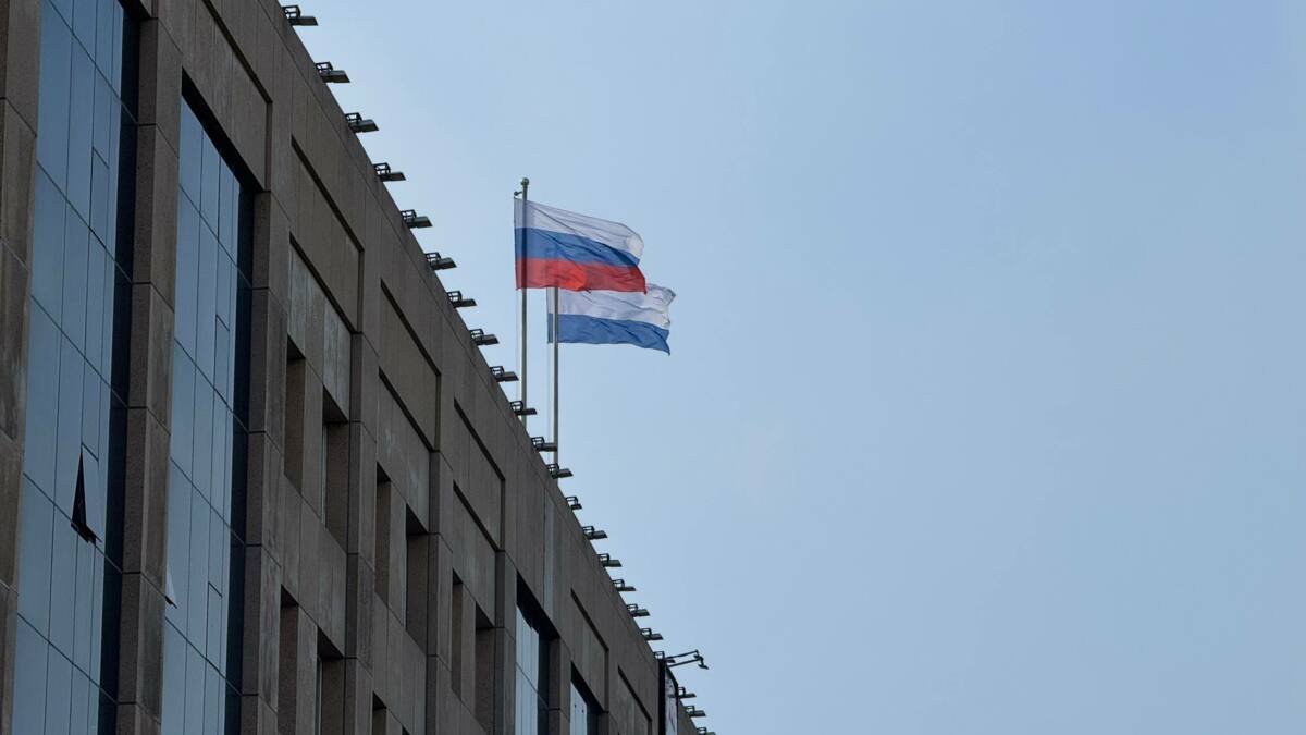 Владимир Солодов поручил наградить врачей, которые продолжали оперировать пациента во время землетрясения 