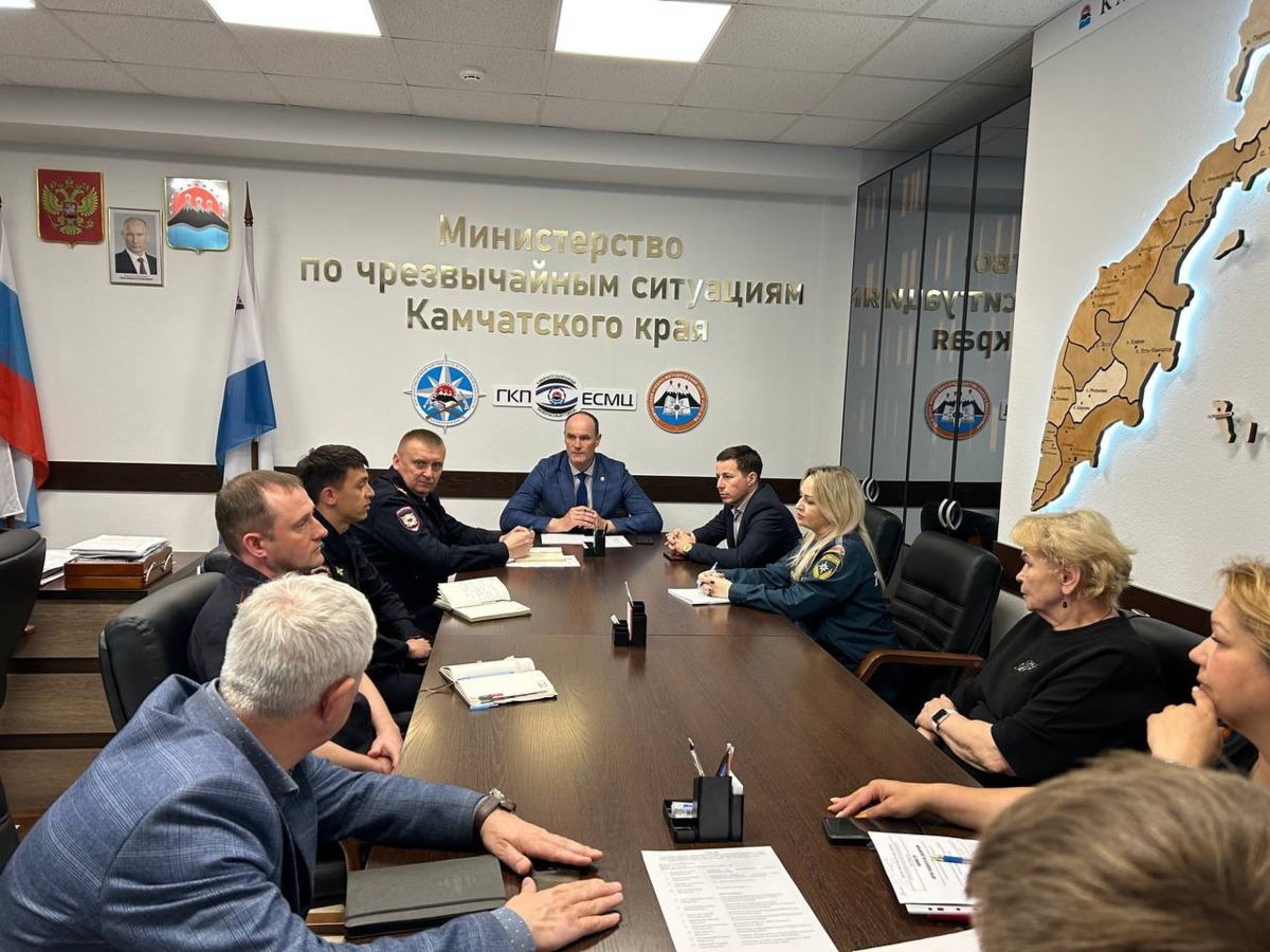 21 мая 2025 года в Министерстве по чрезвычайным ситуациям Камчатского края прошло рабочее совещание по вопросу повторного опроса граждан полицией и скорой при звонке по экстренному номеру 112